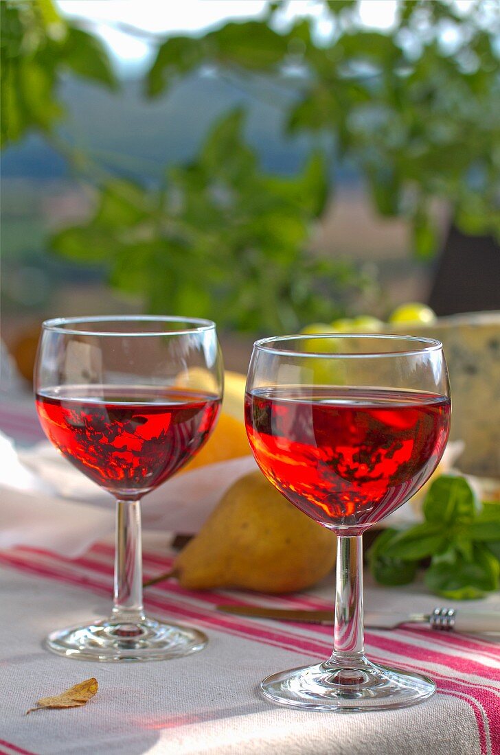 Zwei Gläser Rosé auf Tisch im Freien