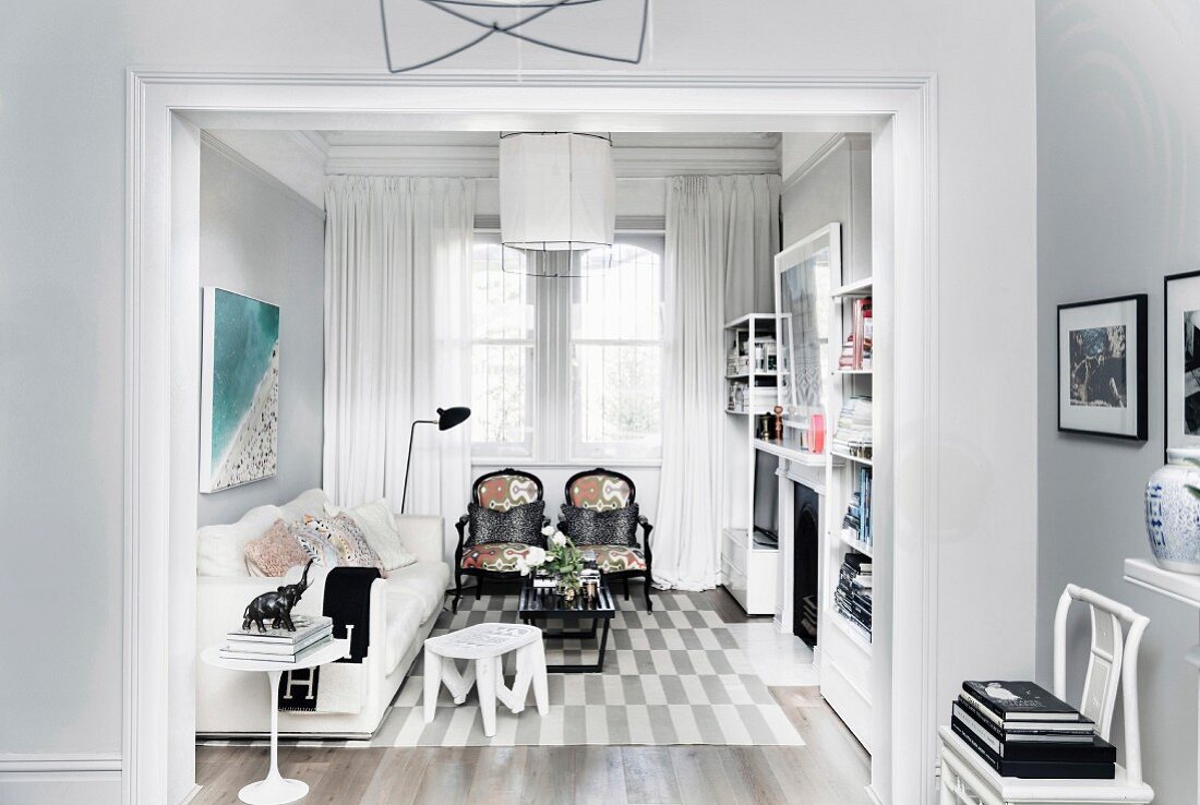 Durchgang zum eleganten Wohnzimmer in Grau und Weiß