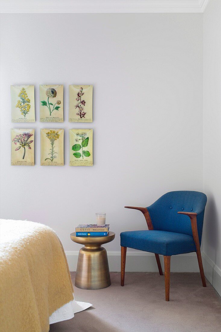 Botanische Bilder über blauem Retro-Sessel und Beistelltisch