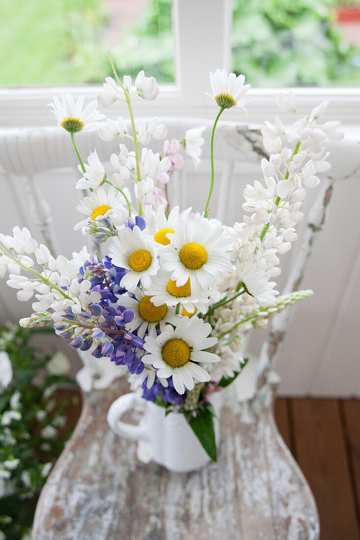 A summery bouquet with lupines and daisies