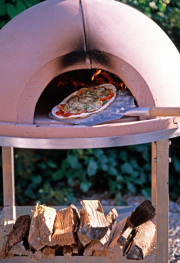 Mobile pizza oven made of 8 parts
