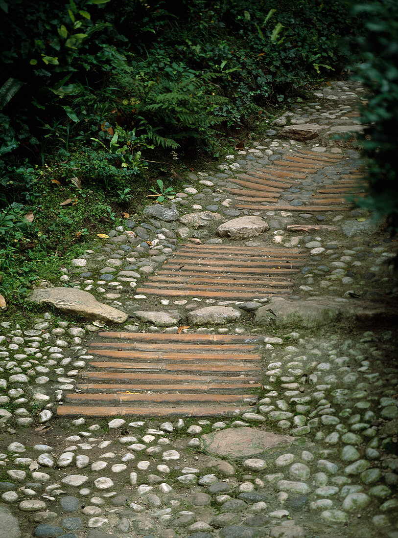 Weg aus Kieselsteinen und Ziegeln