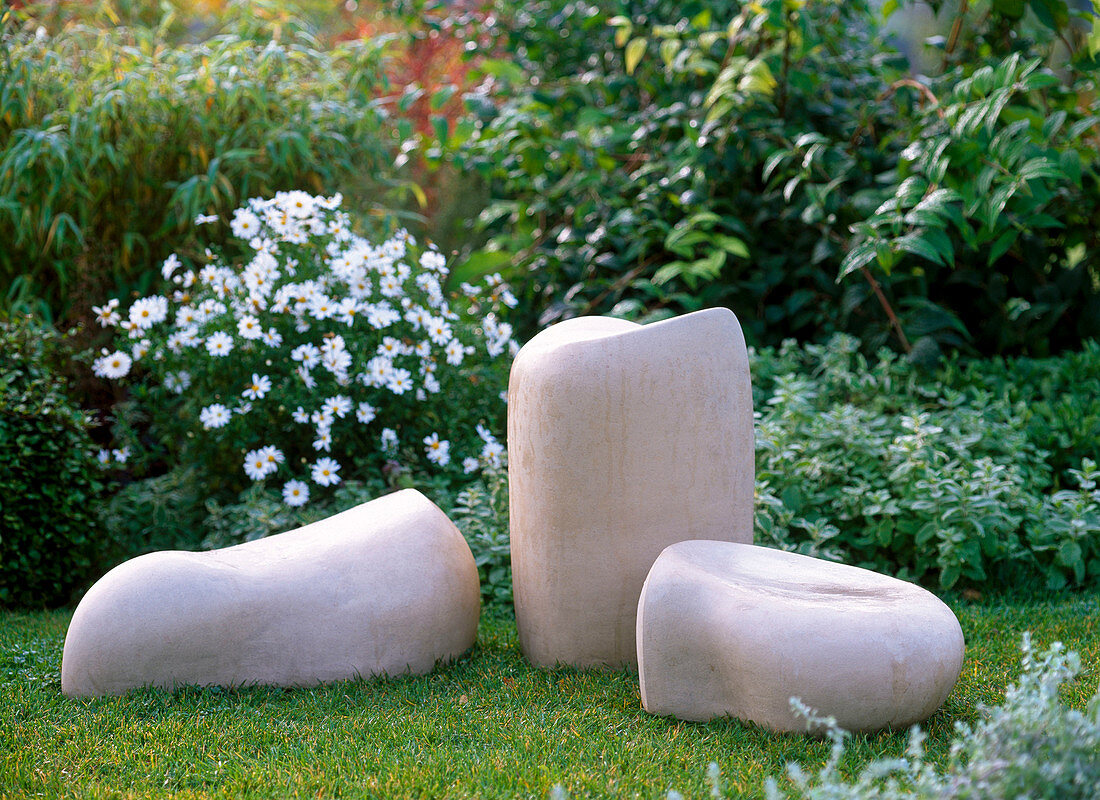 Wetterfeste Keramikskulpturen als Sitzplatz geeignet