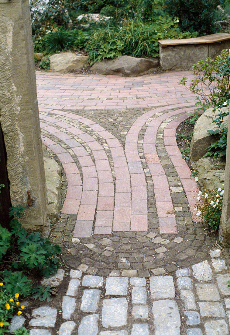 Gartenweg mit Bändern aus Roten Klinker