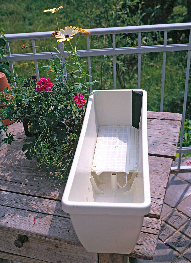 Balcony box with water storage