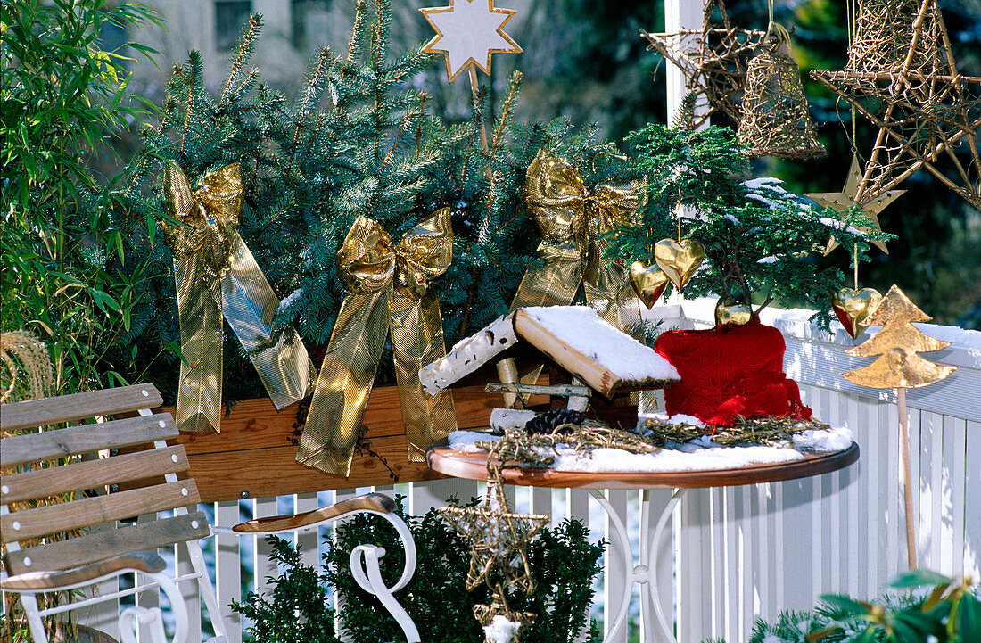 Weihnachtlich geschmückter Balkon