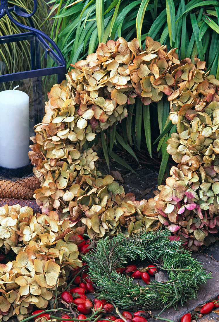 Wreaths made of hydrangea and rosemary