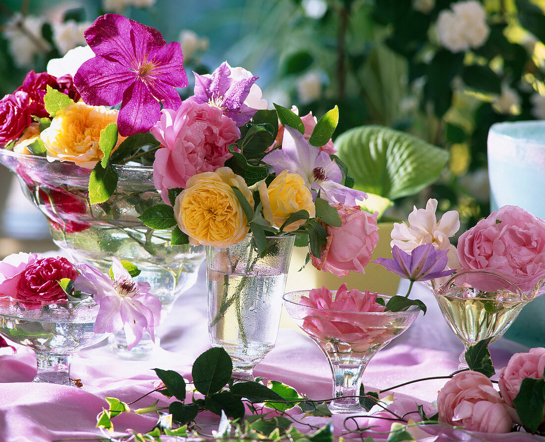 Glasschalen mit Rosen- und Clematisblüten