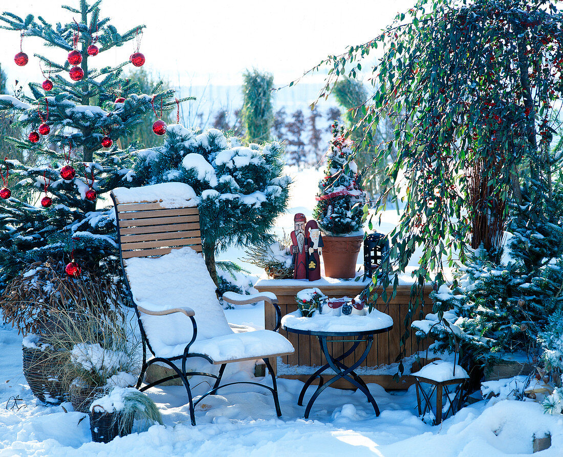 Sitzplatz auf der Terrasse mit weihnachtlicher Dekoration