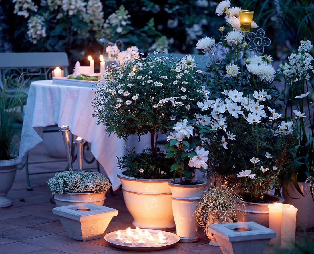 weiße Terrasse im abendlichen Kerzenlicht