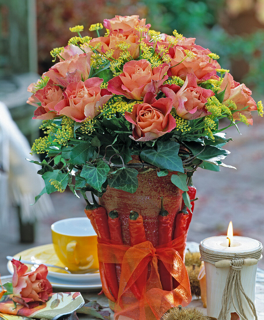 Strauß mit Rosenblüten, Dill, Hedera / Efeu, Topf mit Capsicum