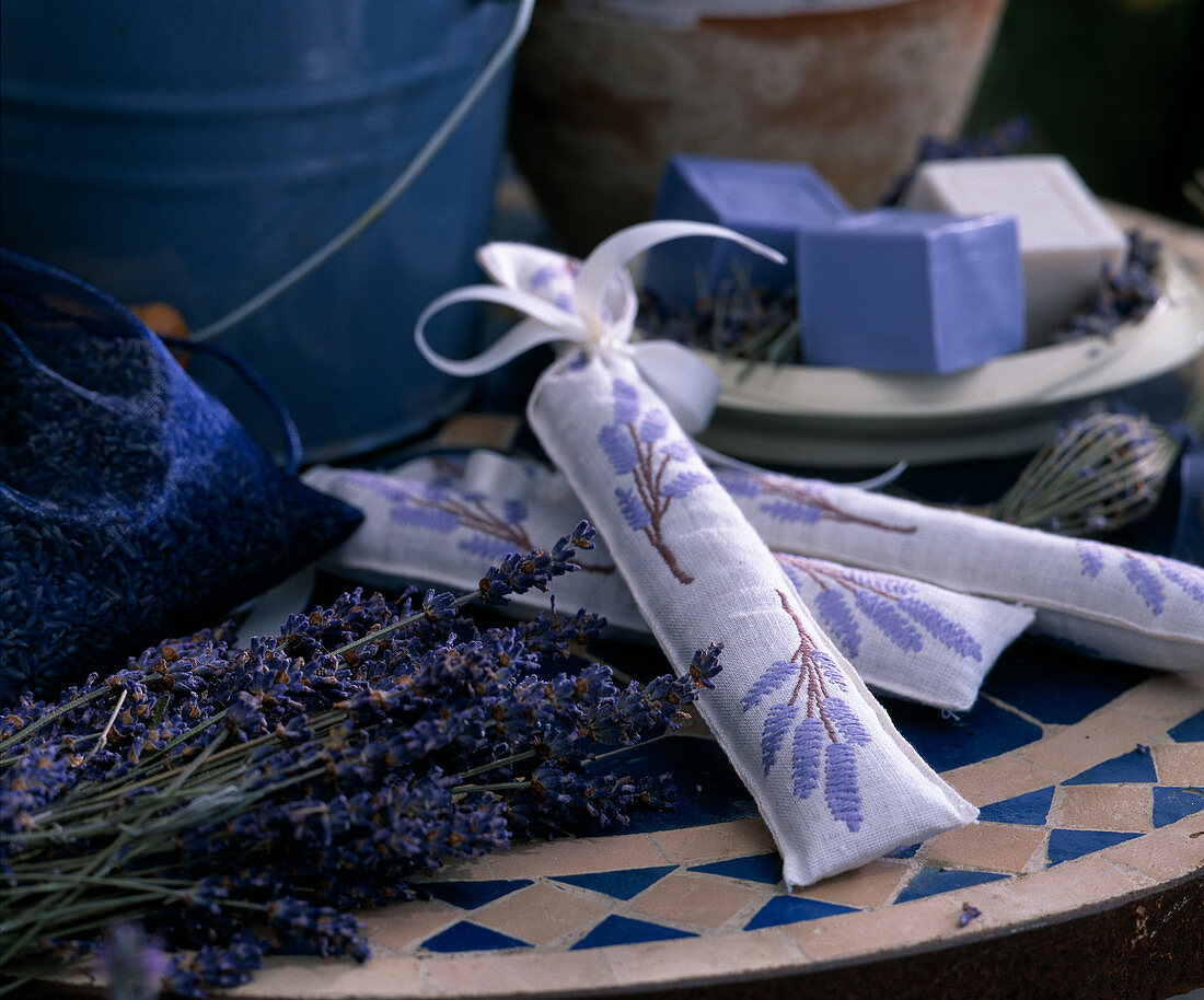 Lavendelsäckchen mit Lavendelstickerei, Lavendelseife