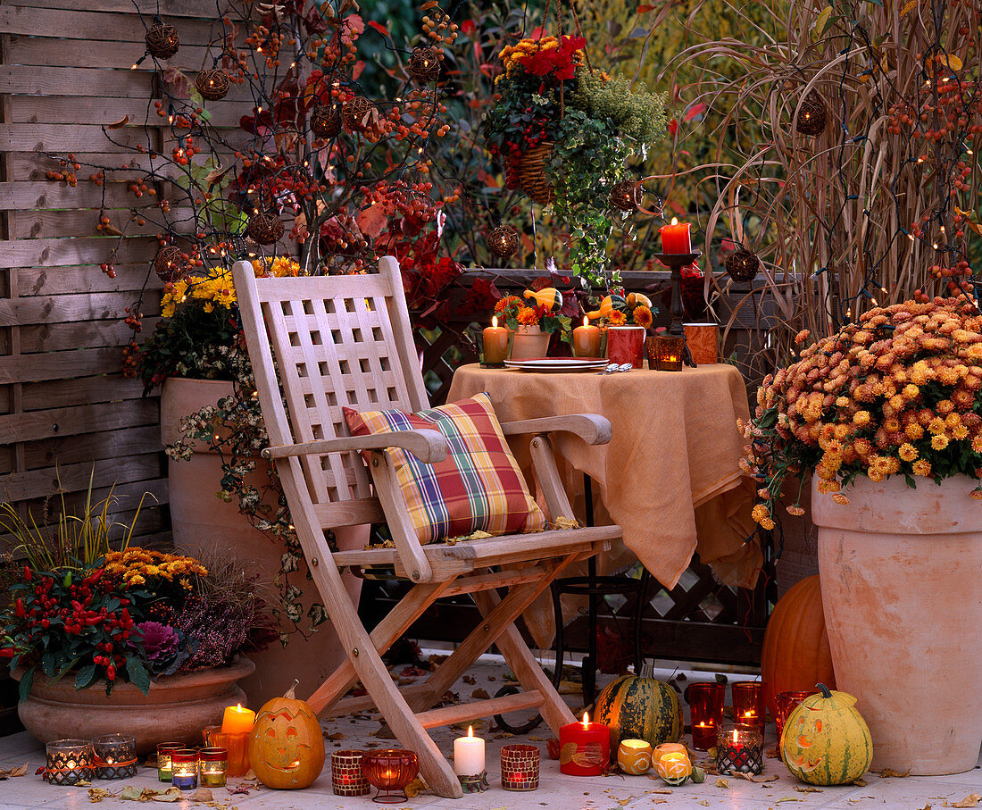 Herbstbalkon mit Kerzen