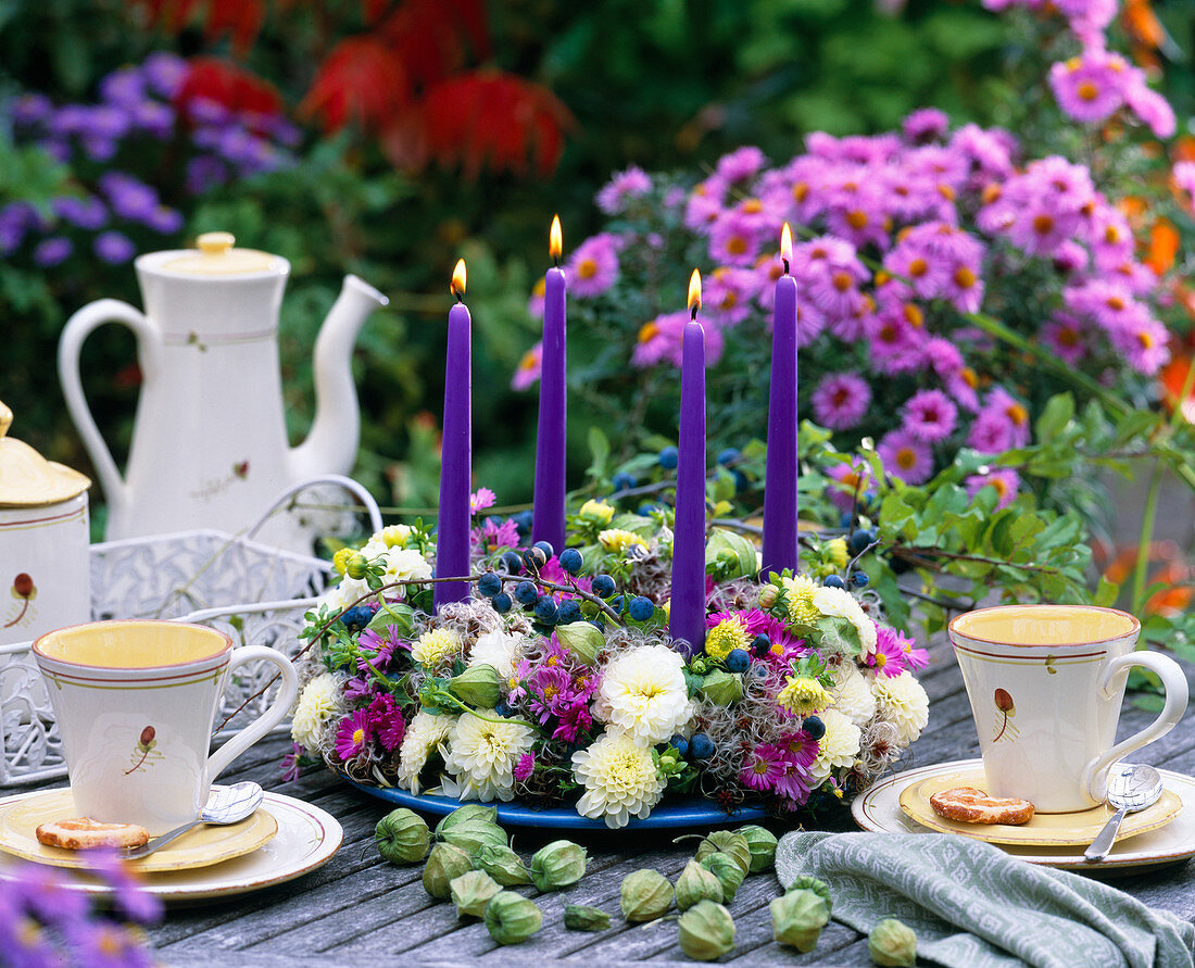 Tischkranz aus Dahlien und Astern mit Kerzen