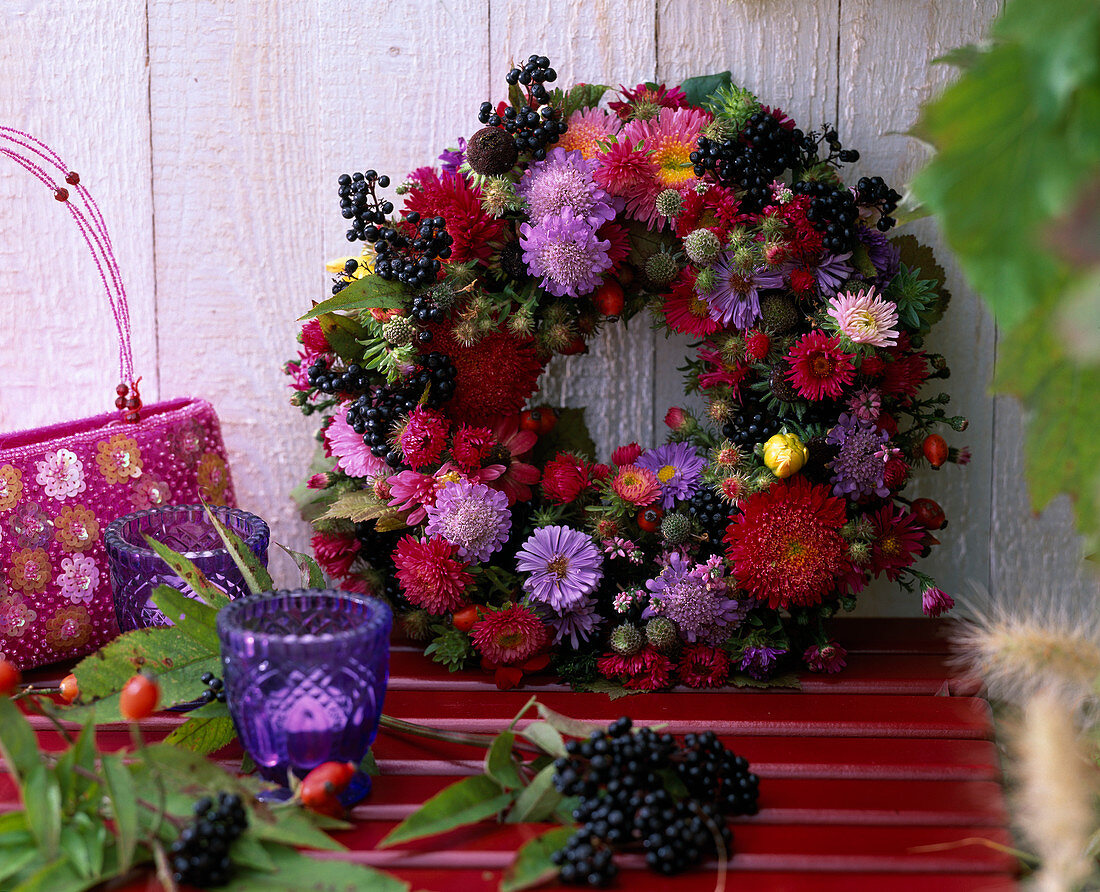 Kranz: Callistephus (Sommerastern), Scabiosa (Witwenblume), Aster (Herbstastern)