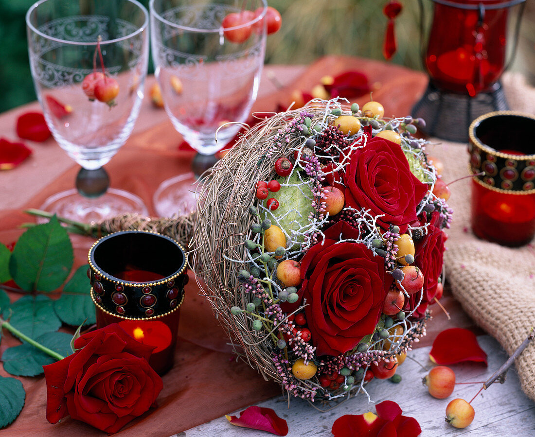 Hochzeitstrauß: Rosa / Rosen und Hagebutten, Malus / Zieräpfel, Asclepias / Früchte