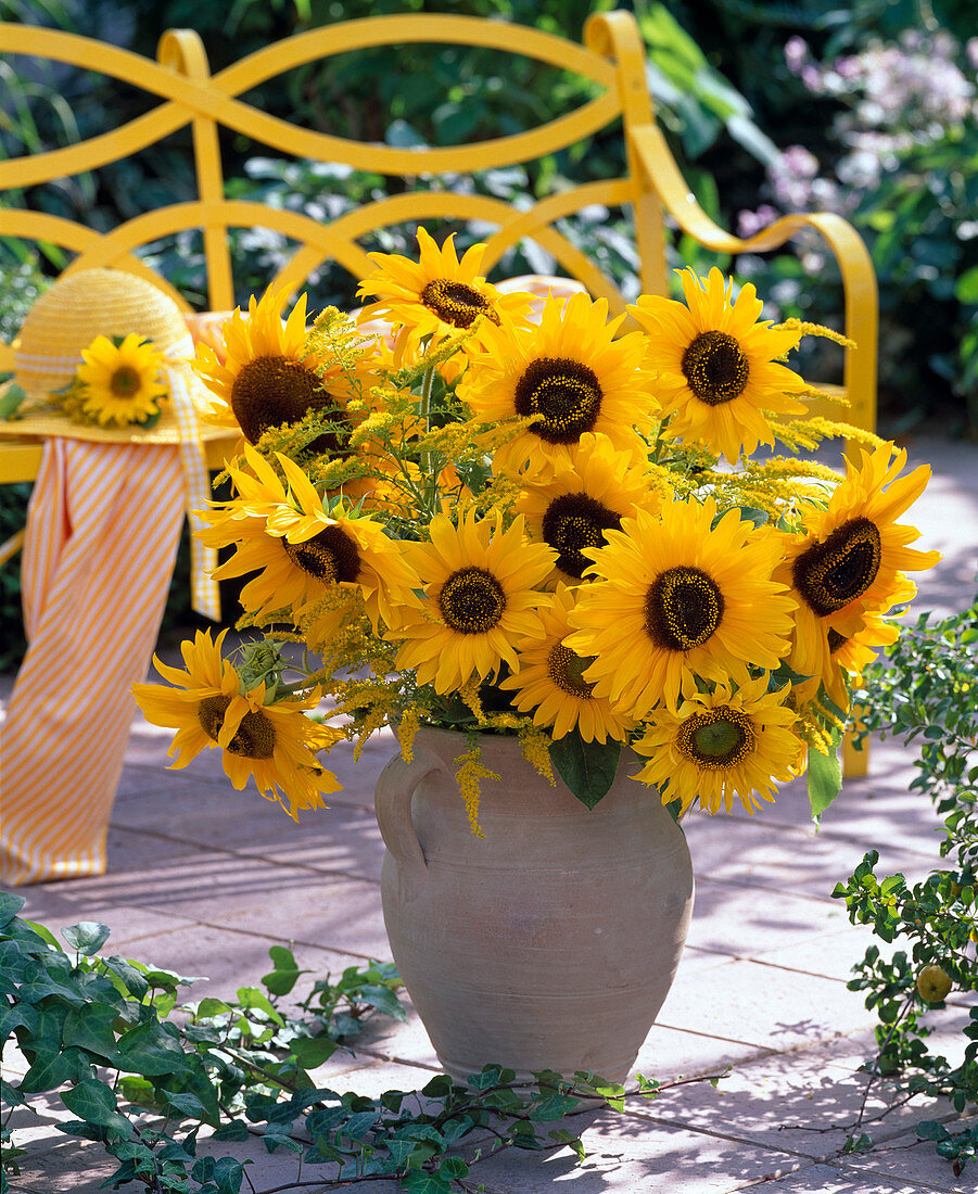 Floor vase with helianthus (sunflower)
