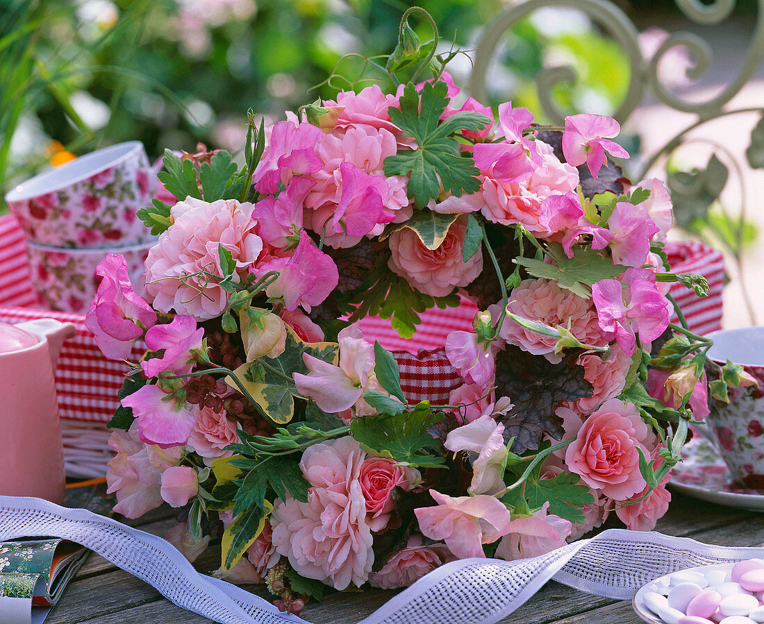 Rosa 'Bonica' / Rosen, Lathyrus / Duftwicken