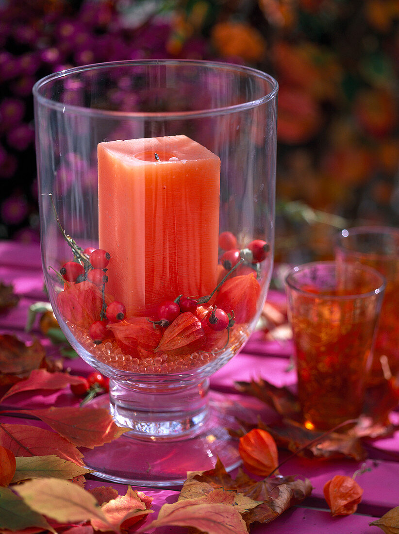 Windlicht mit Rosa / Hagebutten, Physalis / Lampions, Glasperlen, Herbstlaub