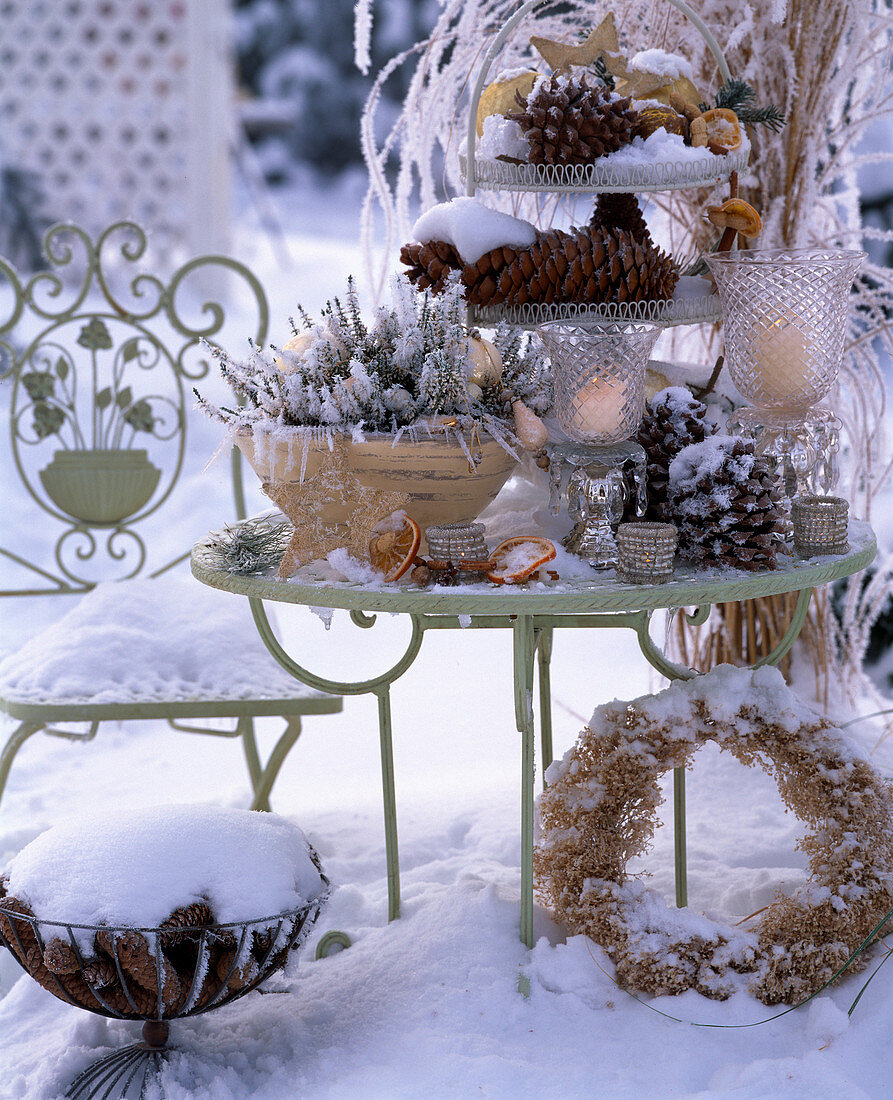 Calluna (heath), cones, stars, Gypsophila (Gypsophila wreath)