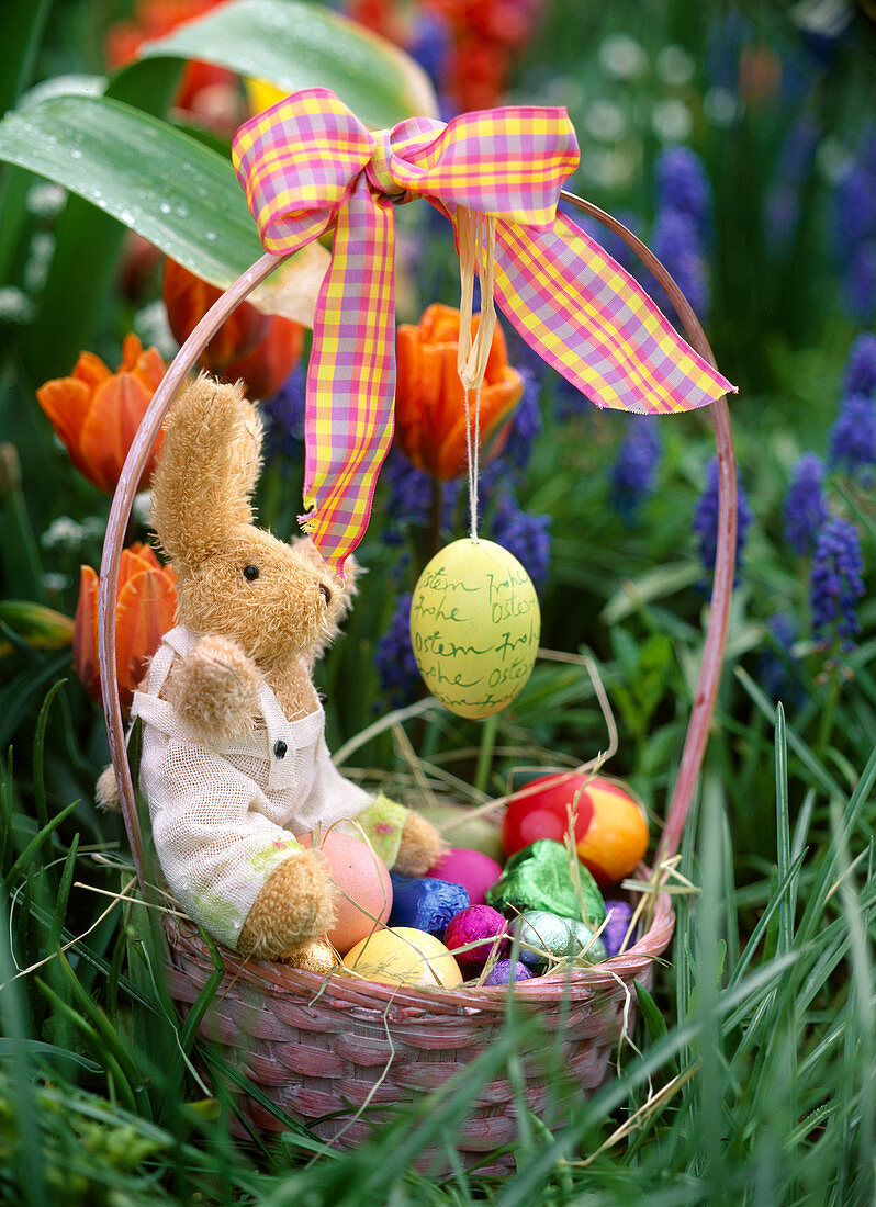 Handle basket as Easter basket
