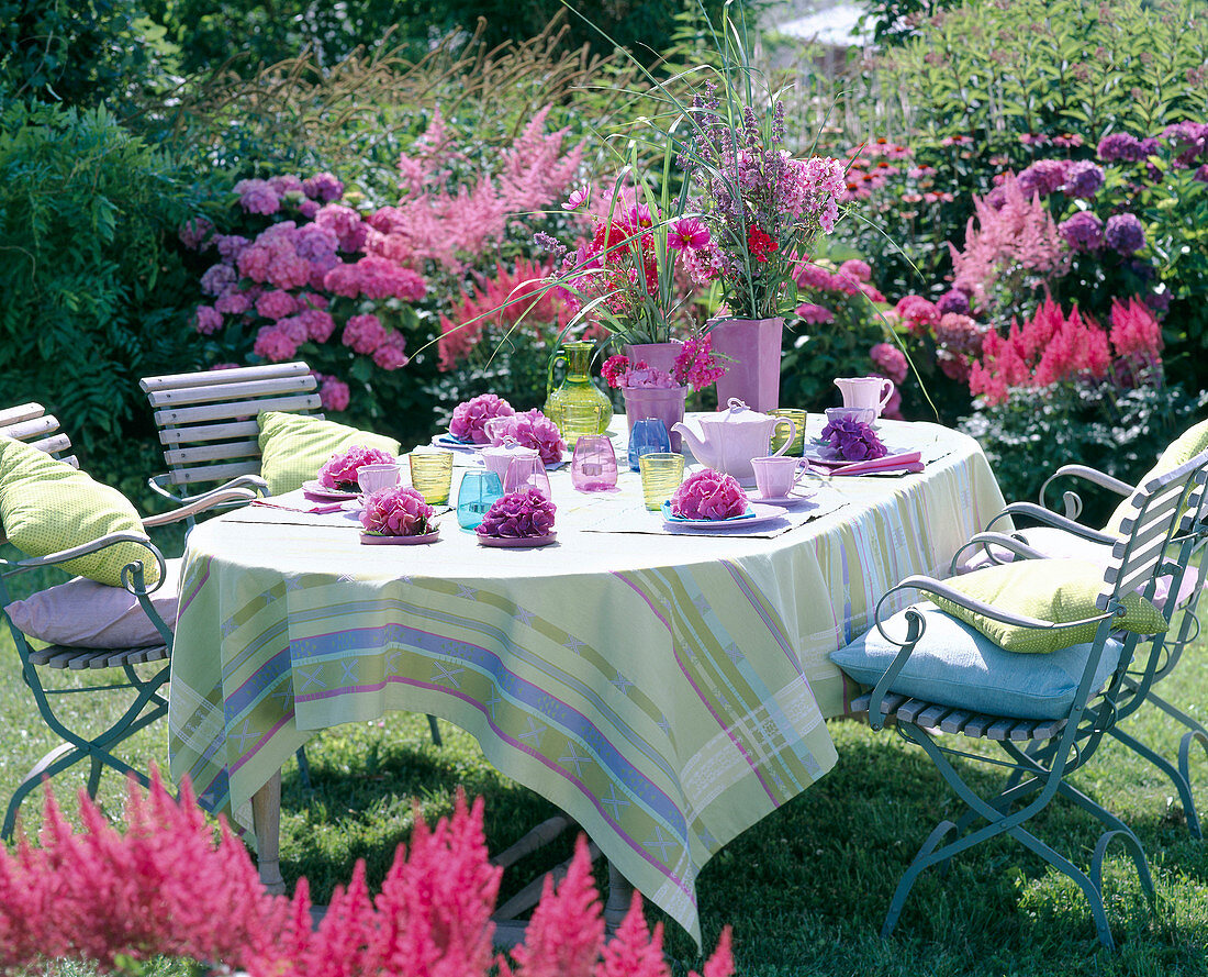 Tisch vor Beet mit Hydrangea (Hortensien)