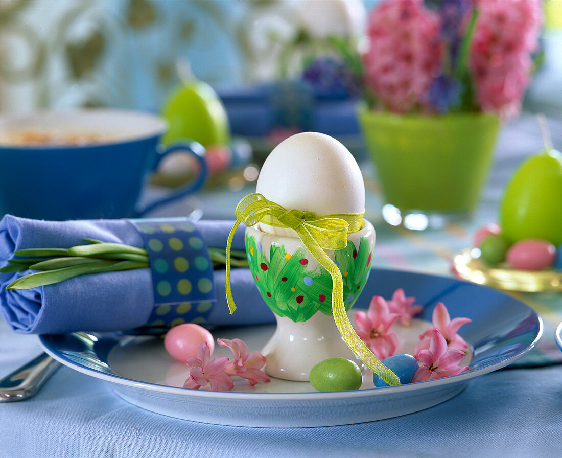 Frühstücksei mit Schleife und Text 'Frohe Ostern', Hyacinthus (Hyazinthenblüten)