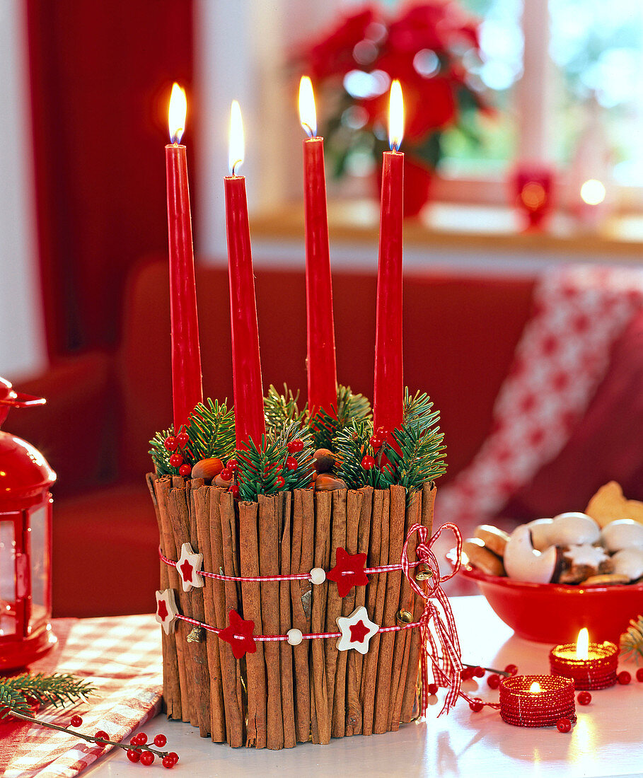 Christmas wreath with glass and cinnamon sticks (green candles)