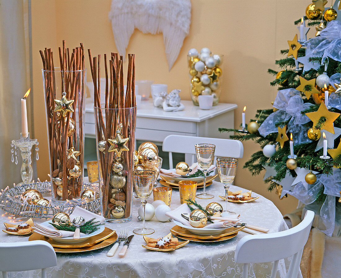 Weihnachtliche Tischdekoration mit goldenen Baumschmuck