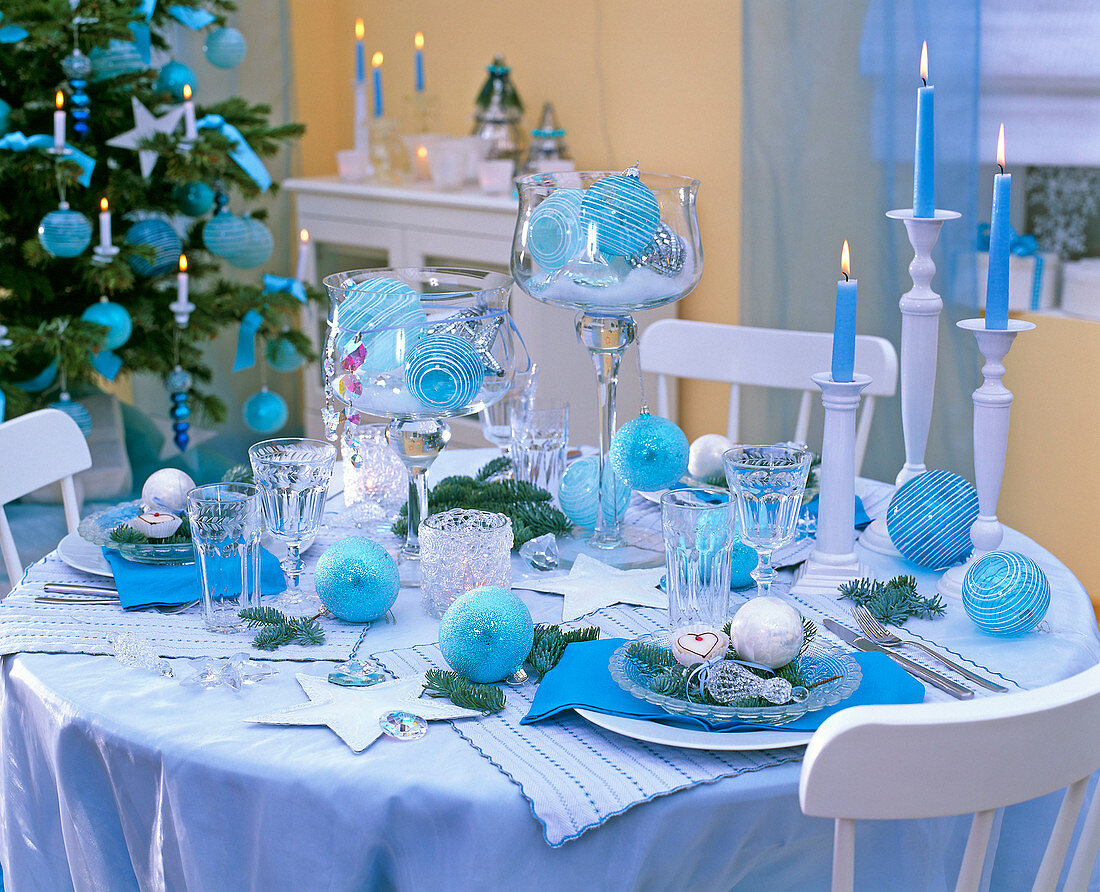 Table decoration in turquoise and crystal from glasses with foot