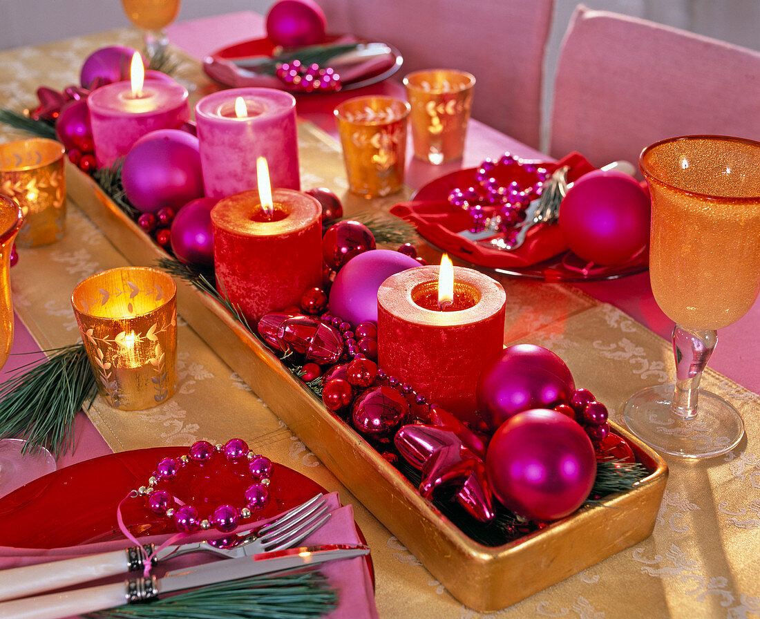 Ungewöhnlicher Adventskranz mit roten und pinkfarbenen Kerzen