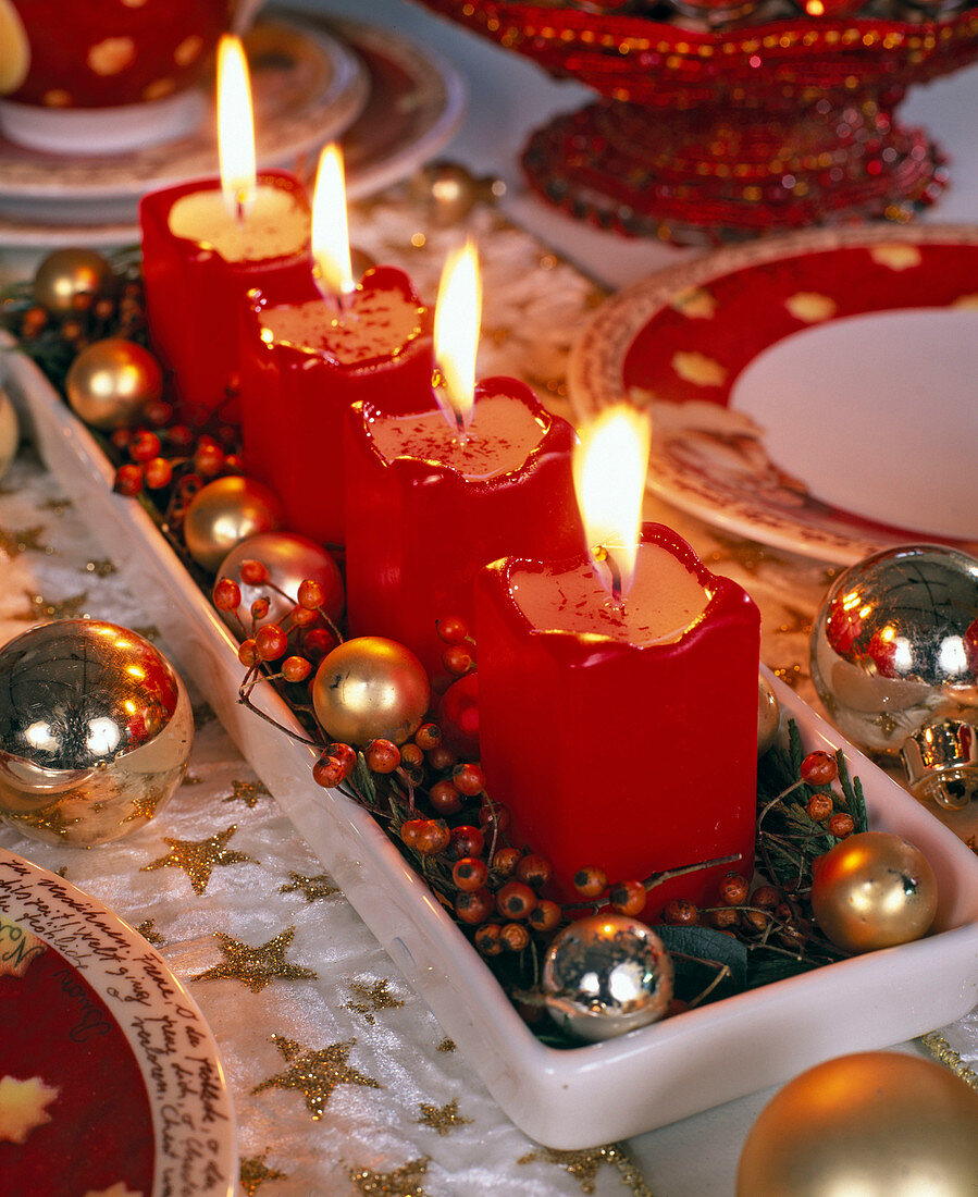 Unusual Advent wreath with red candles