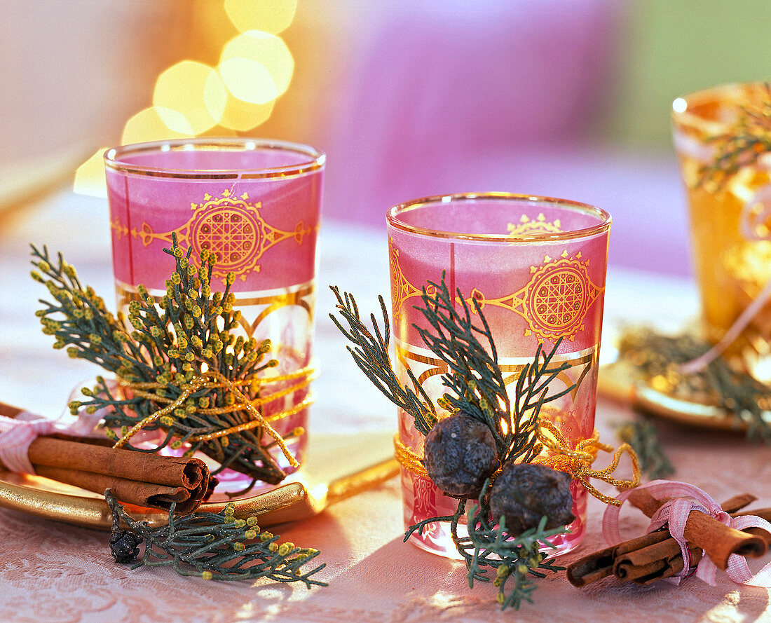 Gläser mit Teelichtern, dekoriert mit Cupressus arizonica (Arizonazypresse)