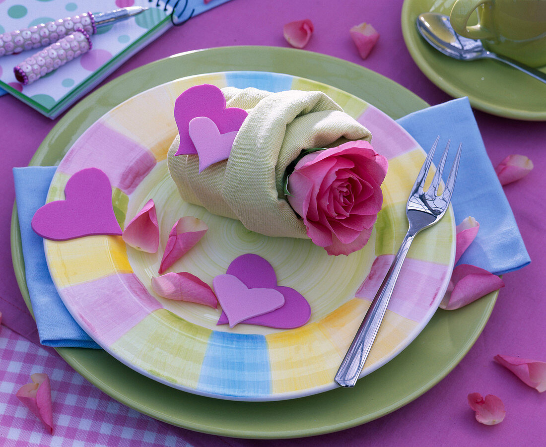 Valentine napkin deco with rose and foam rubber hearts