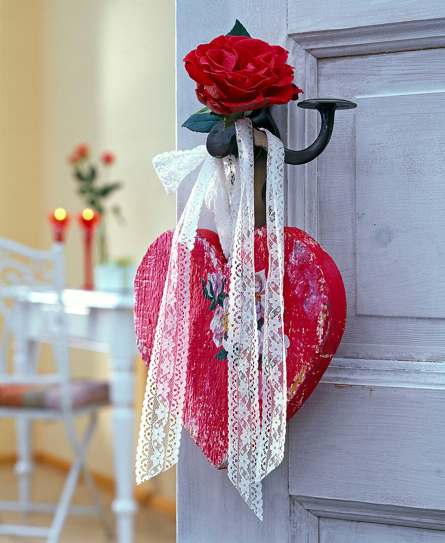 Valentin Rosa (Rose, rot) mit Spitzenband an Türklinke gebunden, Herz aus Holz