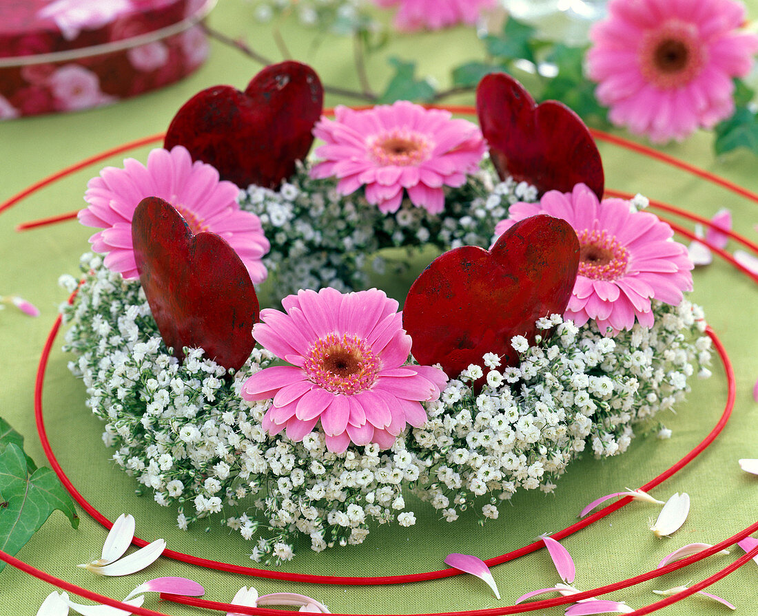 Kranz aus Gypsophila (Schleierkraut) und Gerbera, Herzen aus Blech