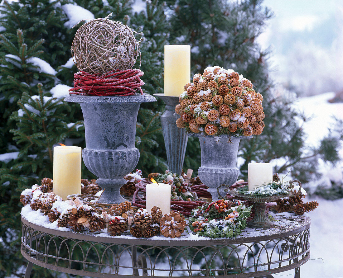 Winterliches Arrangement mit Kugel aus Salix (Weide)