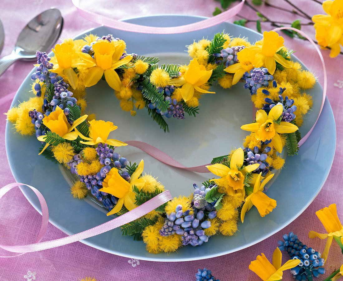 Blue - yellow heart with daffodils