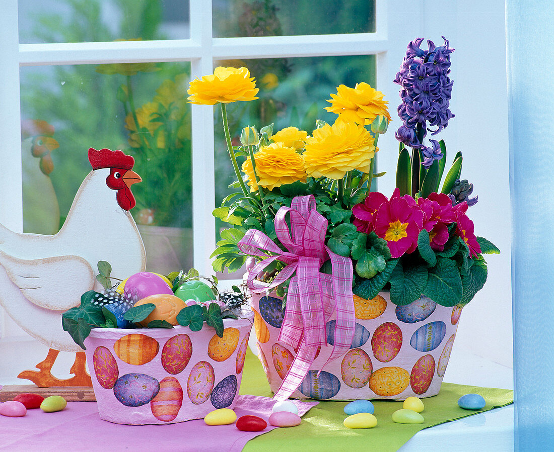 Pink planters with easter eggs napkin technique