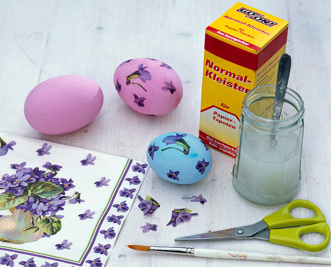 Easter eggs with napkin technique