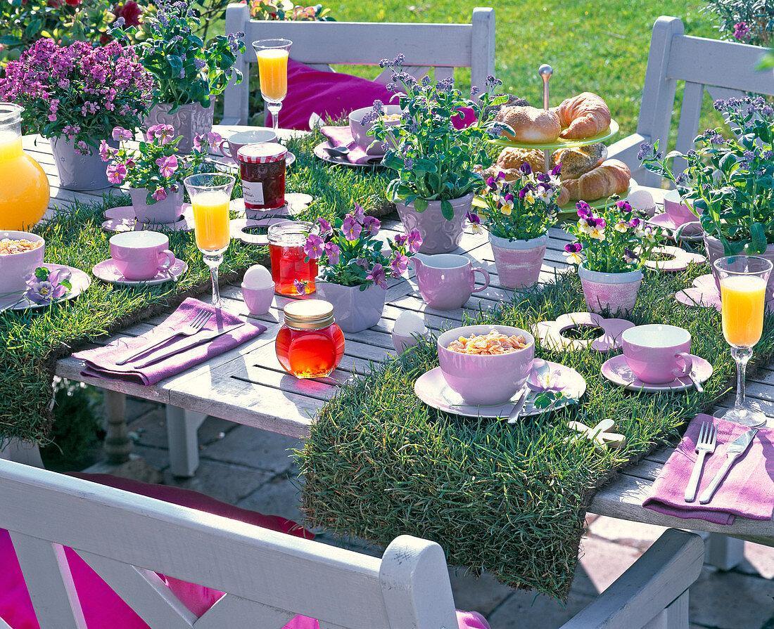 Rolling lawn as a table runner