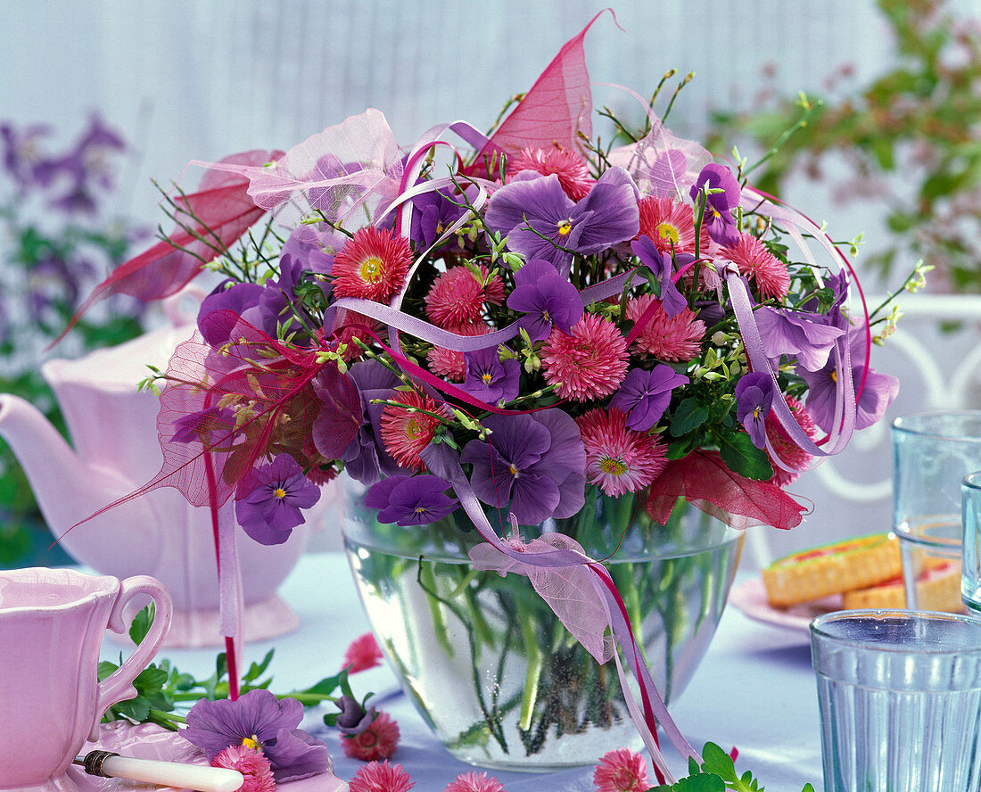 Strauß aus Viola (Stiefmütterchen, lila), Bellis (Tausendschön, rosa)