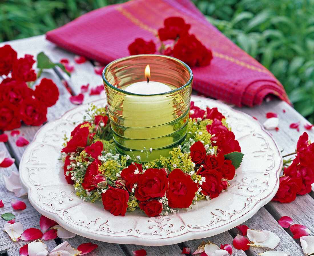 Kranz aus Blüten von Rosa (Rosen, rot), Alchemilla (Frauenmantel)