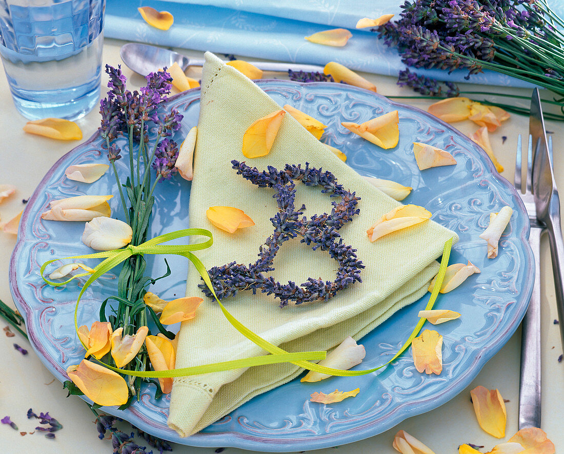 Lavandula (Lavendel) als Strauß und zu einem 'B' geformt