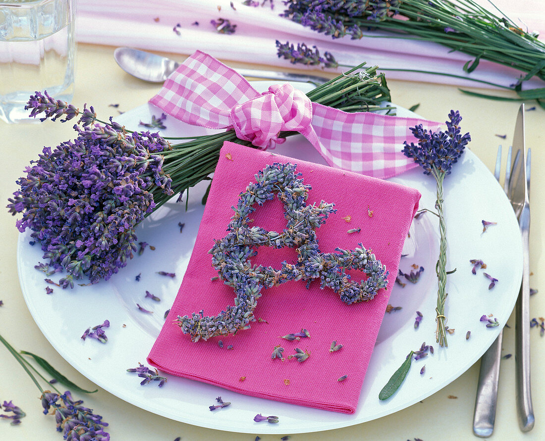 Strauß und Buchstabe 'A' aus Lavandula (Lavendel), pinke Serviette, Blüten