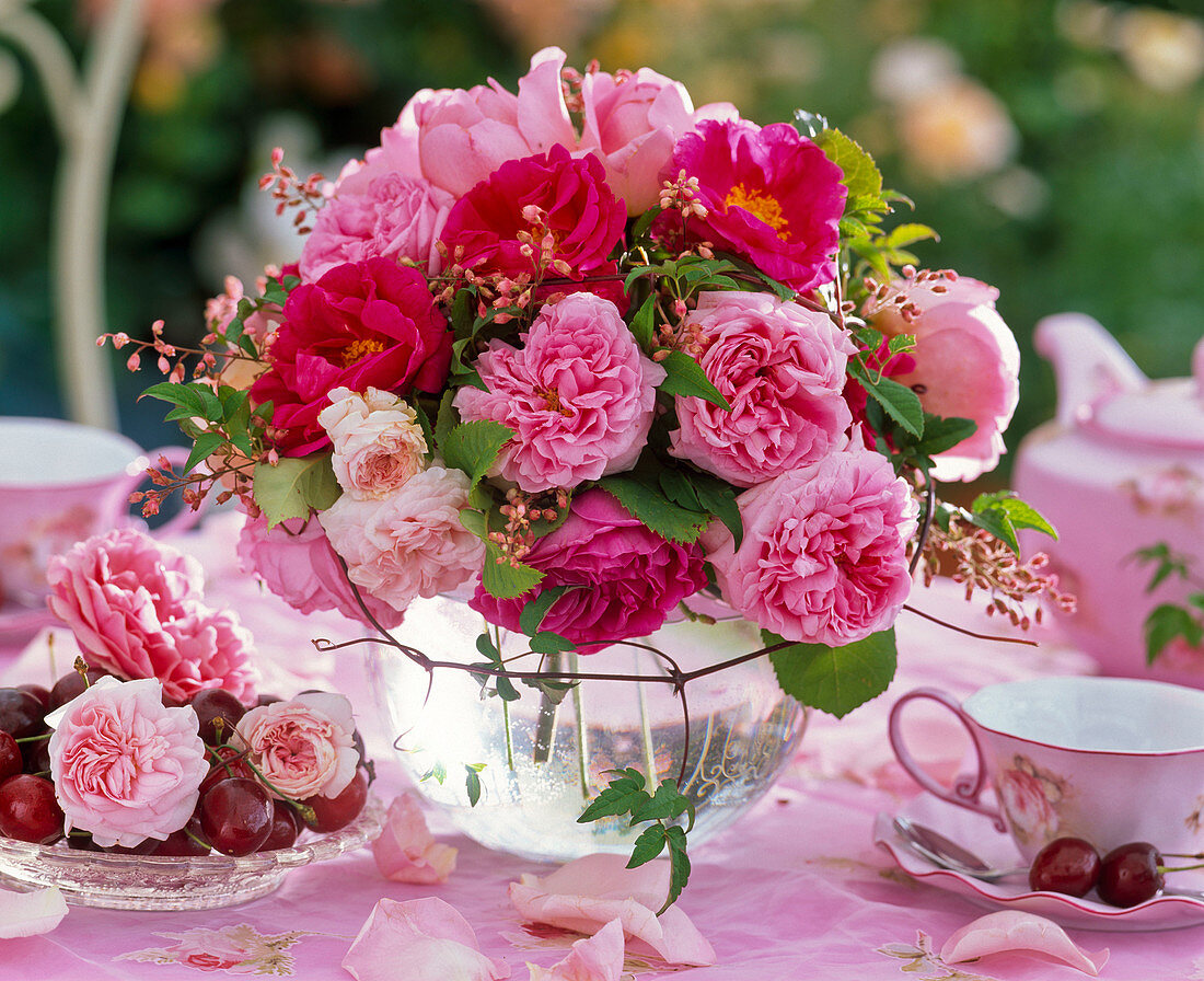 Strauß aus Rosa (Rosen), Heuchera (Purpurglöckchen), Clematis (Waldrebe)