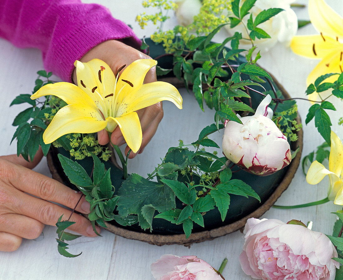 Gesteckter Kranz mit Lilien und Paeonien: 2/3