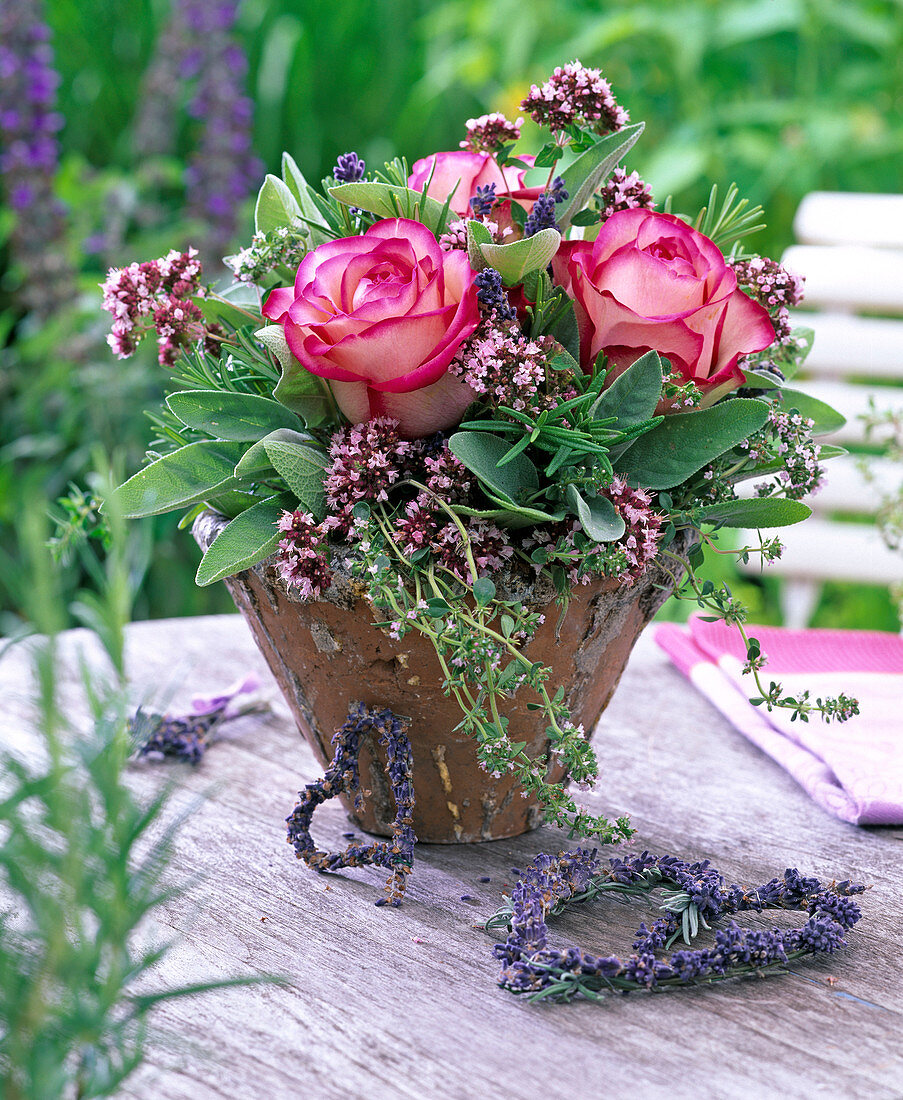 Kräuterstrauß mit Rosa (Rosen), Origanum (Oregano), Salvia (Salbei)