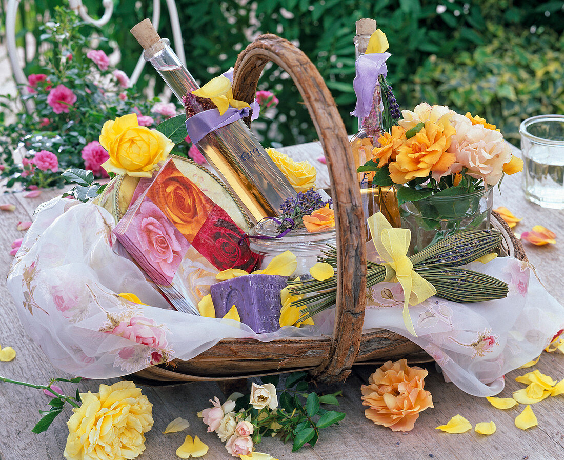 Geschenkekorb mit Rosa (Rosen), Lavandula (Lavendel), Lavendelessig