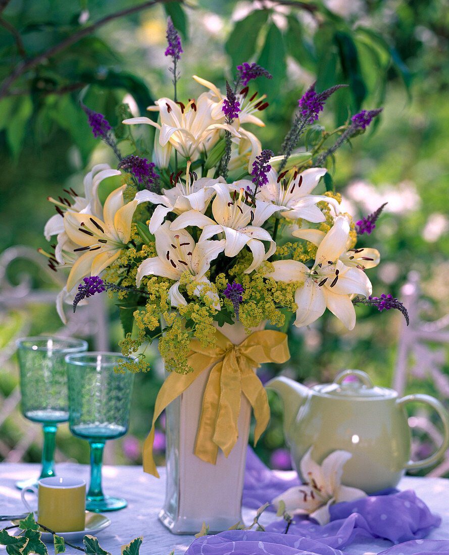 Bouquet with cream-colored lilium, alchemilla